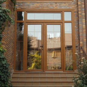 Puerta balconera de PVC marron con cristalera