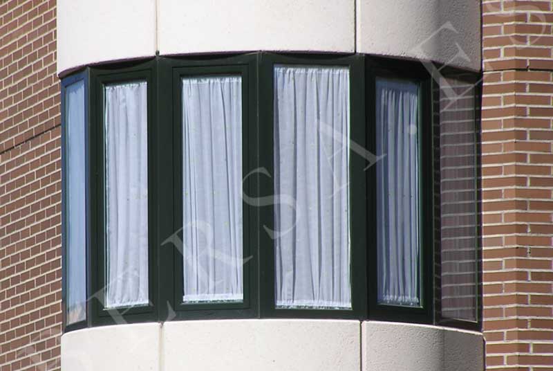 Aquí hay un ejemplo de una ventana tipo mirador que está en esquina redonda con pvc verde