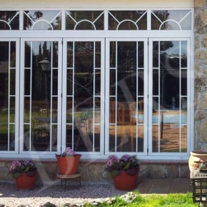 ventana plegable de pvc con acceso a jardín